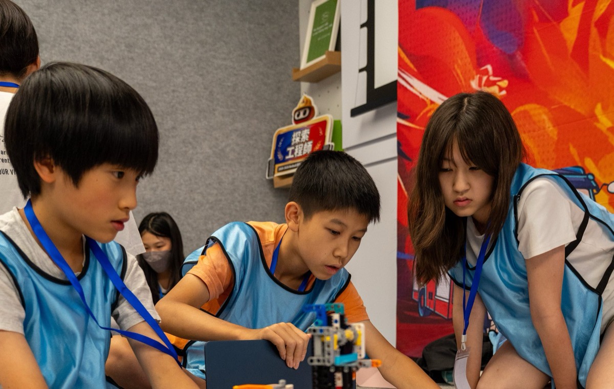 Advanced team coordinating around their robot on the field