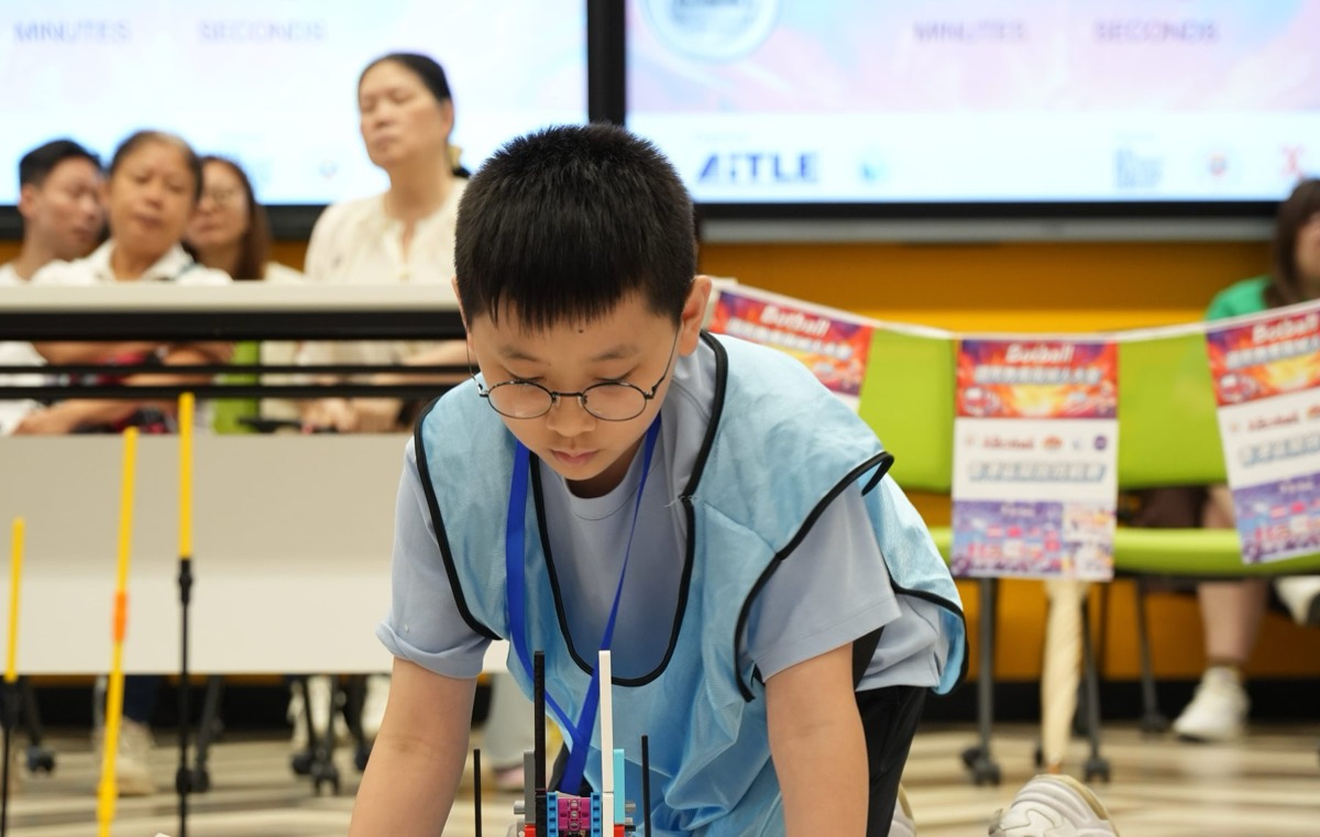 Expert student deploying a tall robot build under the arena timer